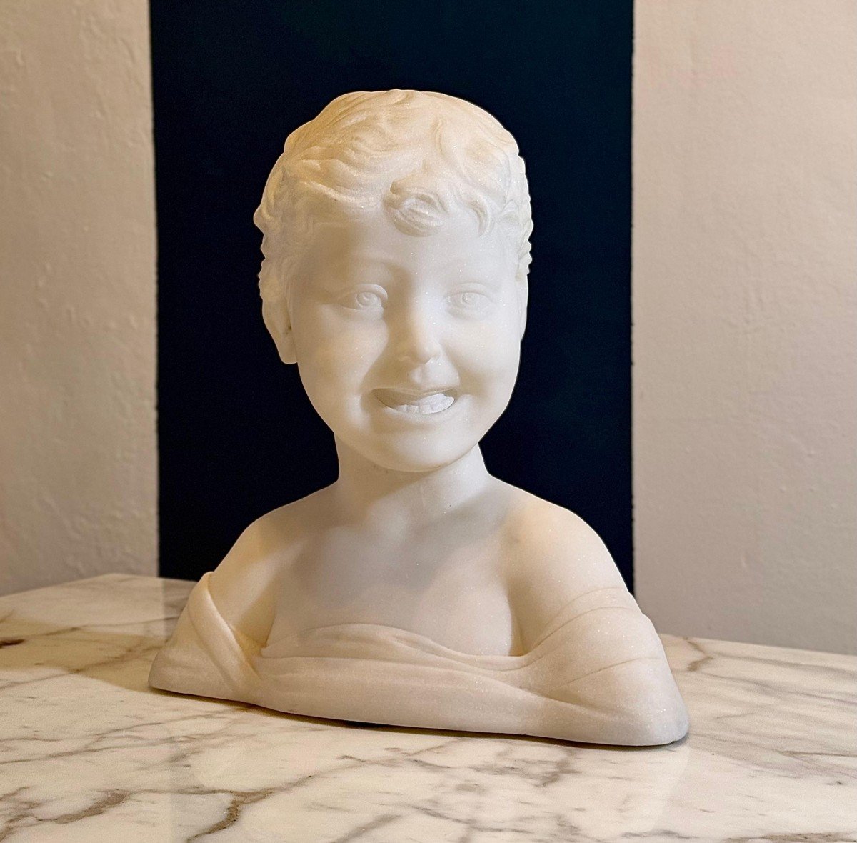 Busto raffigurante un bellissimo bambino sorridente Marmo