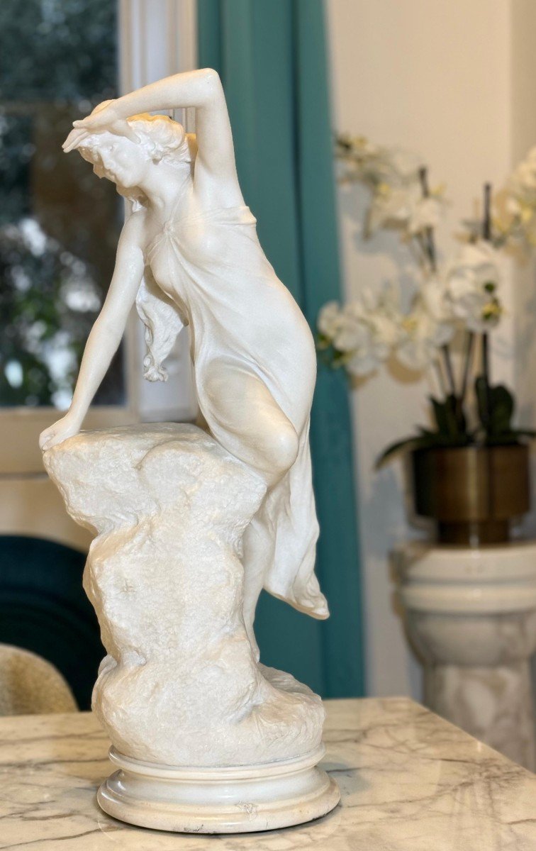 Statua raffigurante una Ragazza che sale su una roccia in Marmo Bianco Statuario di CARRARA-photo-2