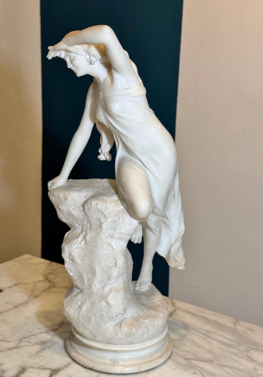 Statua raffigurante una Ragazza che sale su una roccia in Marmo Bianco Statuario di CARRARA-photo-3