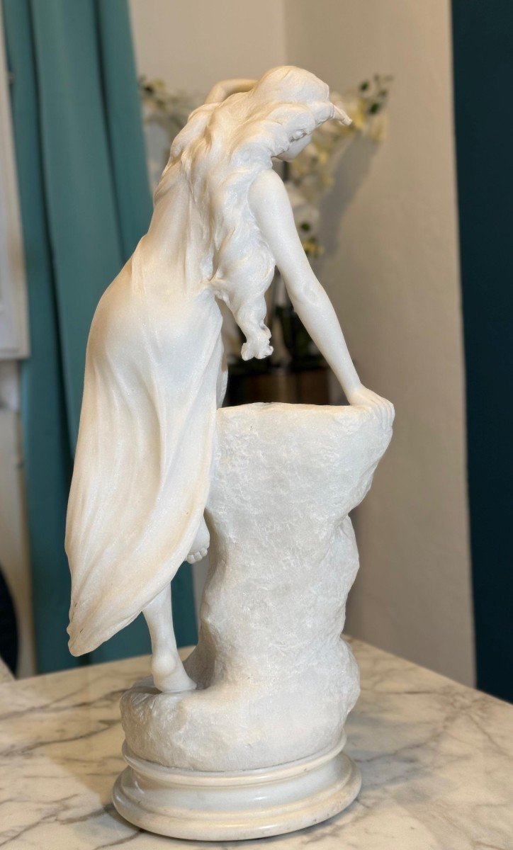 Statua raffigurante una Ragazza che sale su una roccia in Marmo Bianco Statuario di CARRARA-photo-4