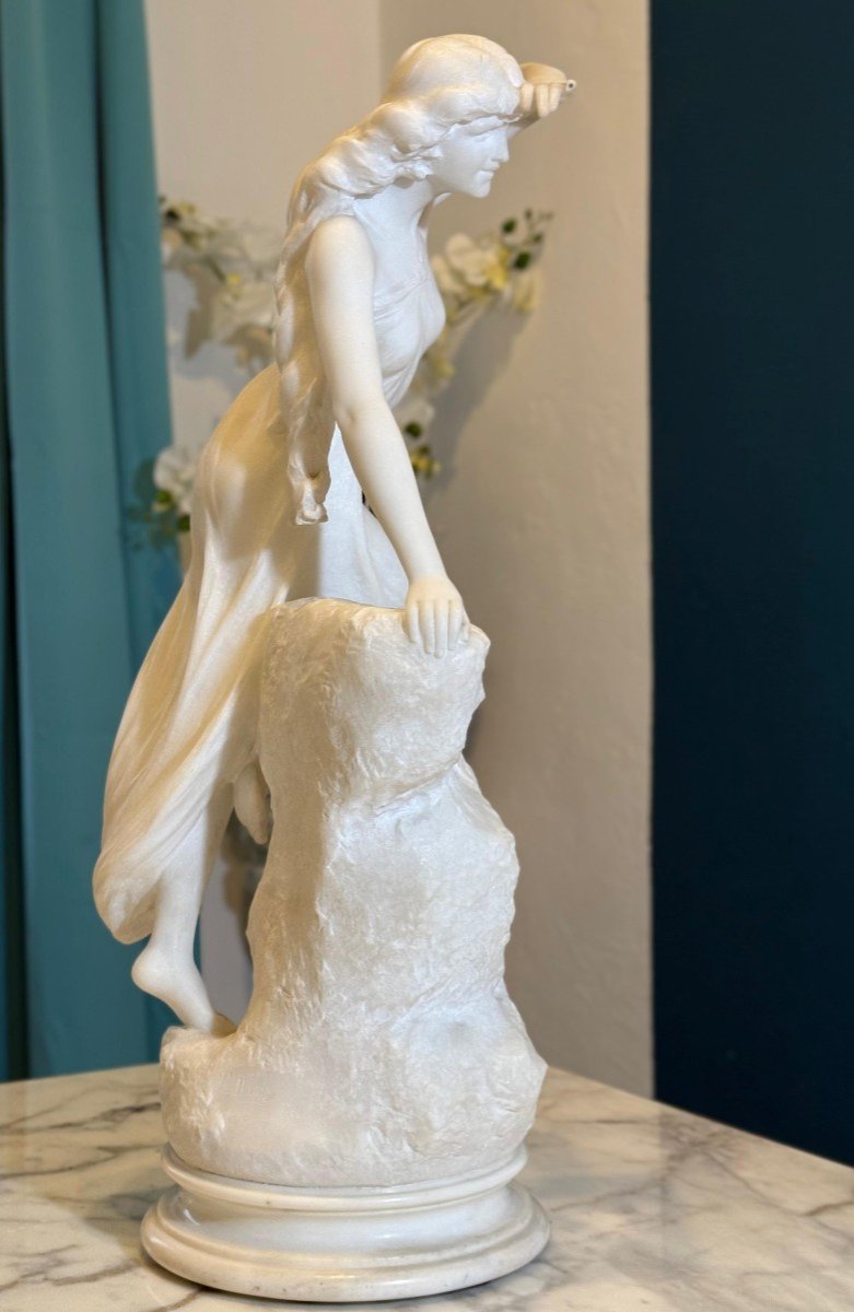 Statua raffigurante una Ragazza che sale su una roccia in Marmo Bianco Statuario di CARRARA-photo-1