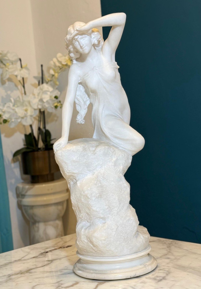 Statua raffigurante una Ragazza che sale su una roccia in Marmo Bianco Statuario di CARRARA-photo-2