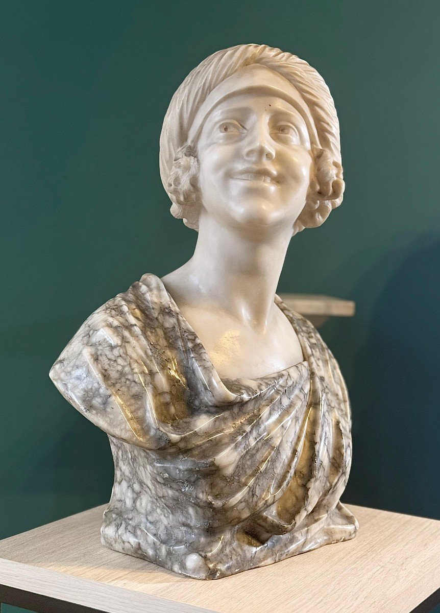 Busto raffigurante una donna sorridente in Marmo Bianco Statuario di CARRARA e Marmo Arabescato-photo-2