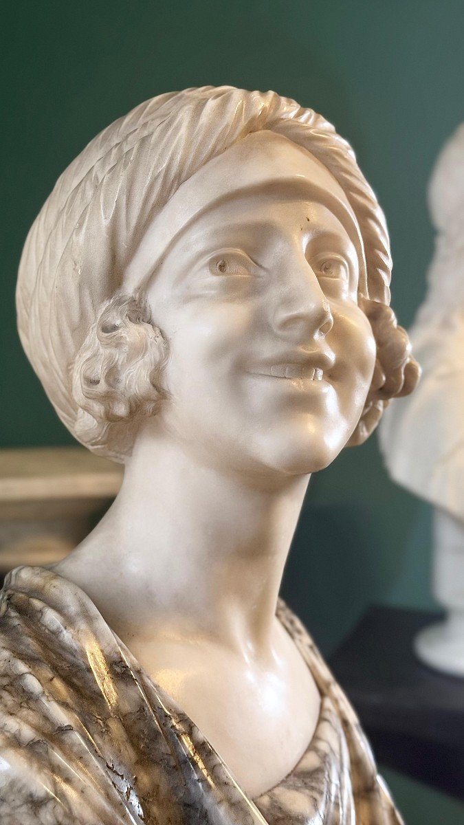 Busto raffigurante una donna sorridente in Marmo Bianco Statuario di CARRARA e Marmo Arabescato-photo-3