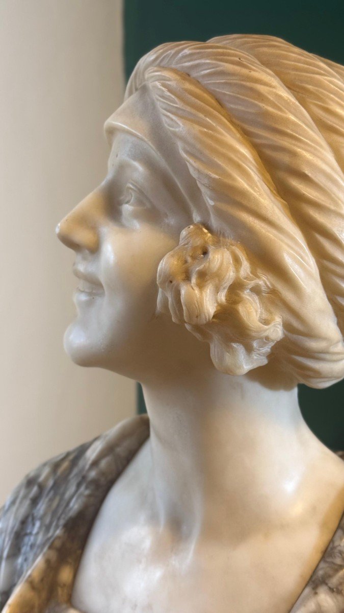 Busto raffigurante una donna sorridente in Marmo Bianco Statuario di CARRARA e Marmo Arabescato-photo-1