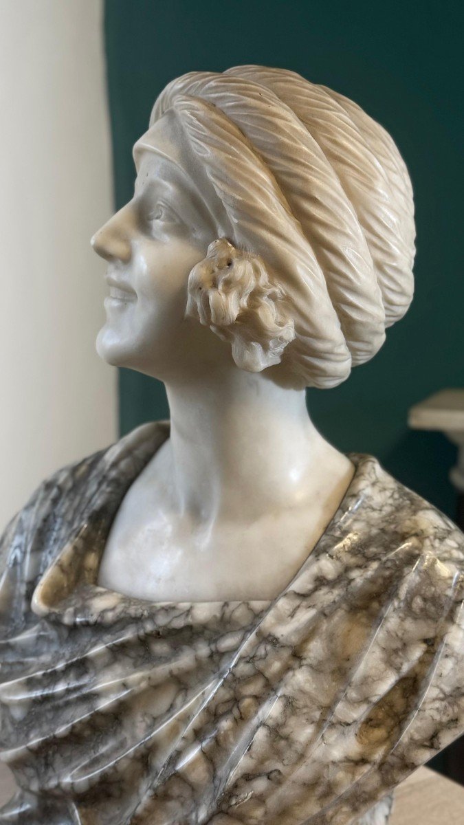 Busto raffigurante una donna sorridente in Marmo Bianco Statuario di CARRARA e Marmo Arabescato-photo-2