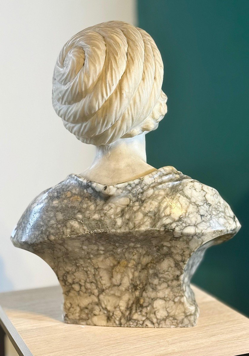 Busto raffigurante una donna sorridente in Marmo Bianco Statuario di CARRARA e Marmo Arabescato-photo-3