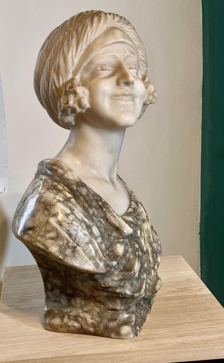 Busto raffigurante una donna sorridente in Marmo Bianco Statuario di CARRARA e Marmo Arabescato-photo-4