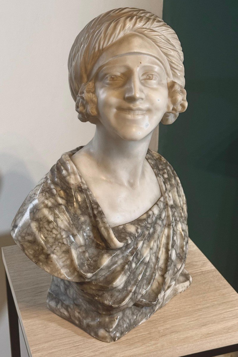 Busto raffigurante una donna sorridente in Marmo Bianco Statuario di CARRARA e Marmo Arabescato-photo-5