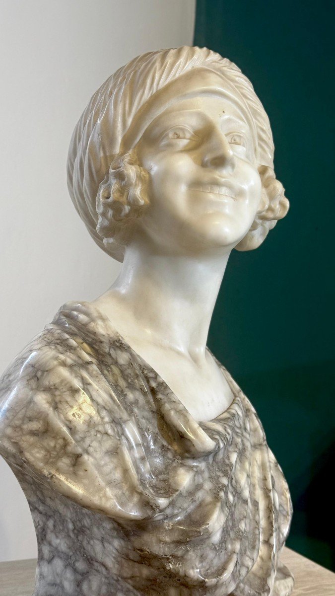 Busto raffigurante una donna sorridente in Marmo Bianco Statuario di CARRARA e Marmo Arabescato-photo-8