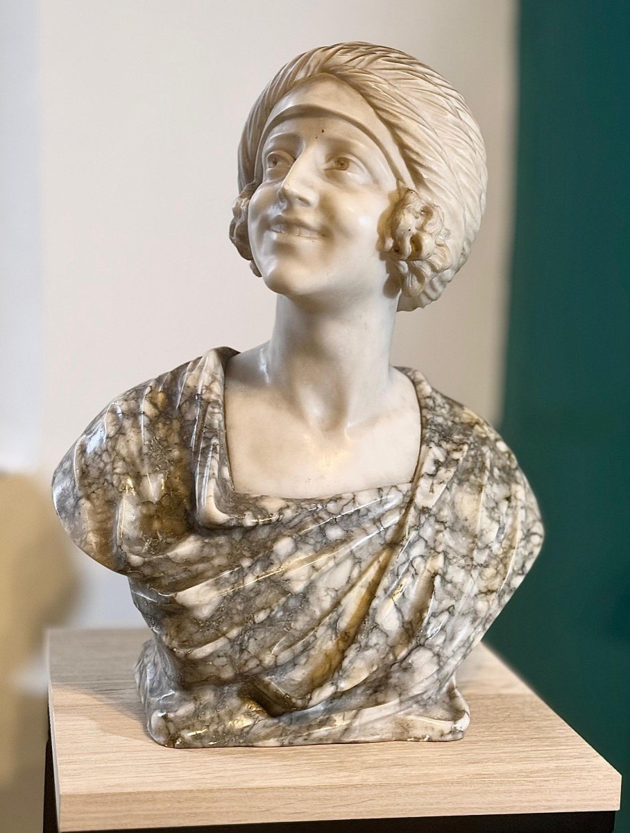 Busto raffigurante una donna sorridente in Marmo Bianco Statuario di CARRARA e Marmo Arabescato