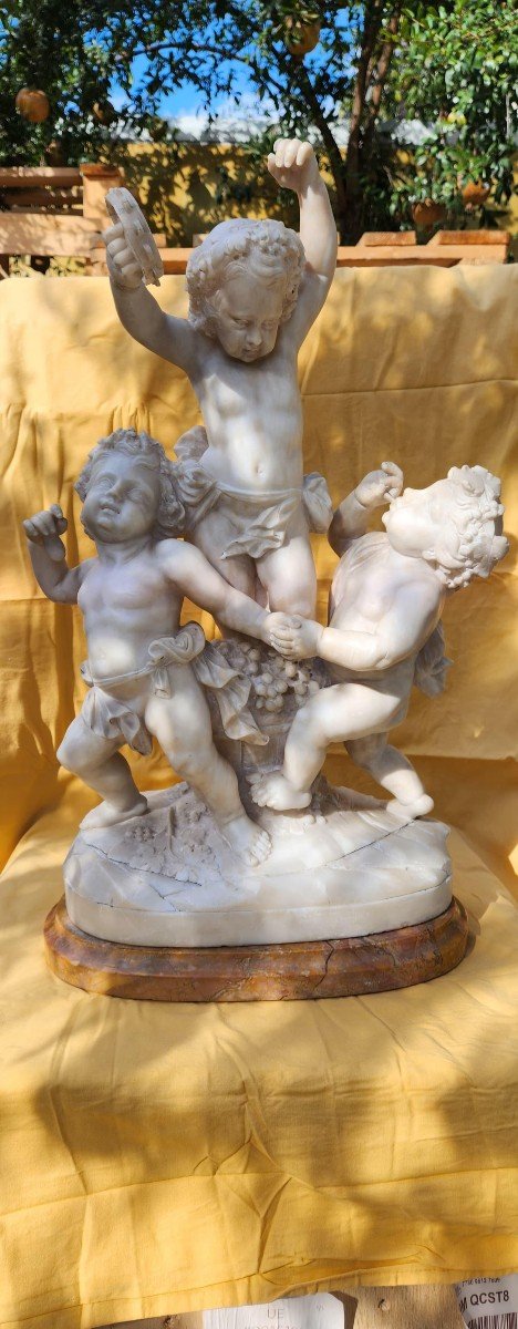 Grande Gruppo scultoreo raffigurante tre bambini che giocano e ballano Marmo-photo-4