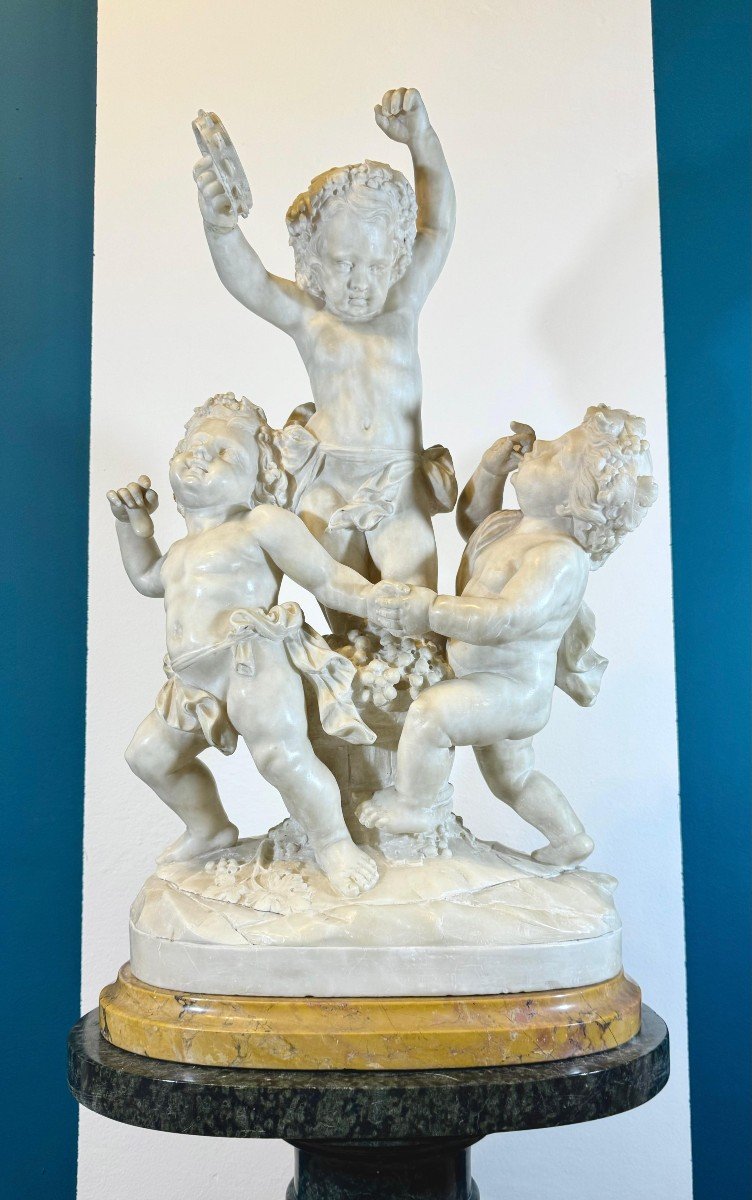 Grande Gruppo scultoreo raffigurante tre bambini che giocano e ballano Marmo