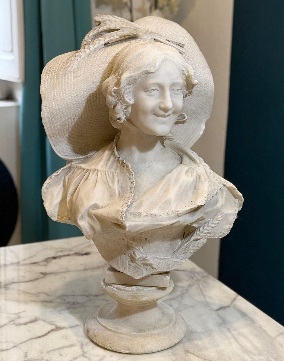 Busto raffigurante giovane donna sorridente Marmo