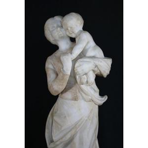 Statua raffigurante La Maternità 