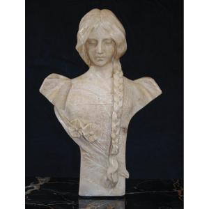 Busto raffigurante una fanciulla con trecce 