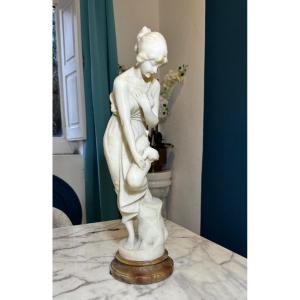 Statua raffigurante fanciulla con colombe Marmo