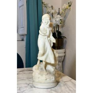 Statua raffigurante giovane contadina sorridente Marmo