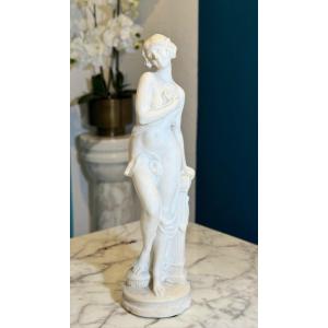 Statua raffigurante una fanciulla Nuda in Marmo Bianco di Carrara