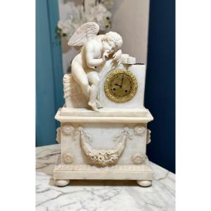 Orologio francese in alabastro con scultura raffigurante un angioletto