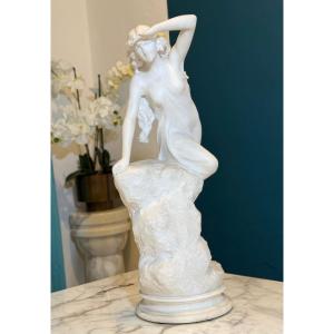 Statua raffigurante una Ragazza che sale su una roccia in Marmo Bianco Statuario di CARRARA