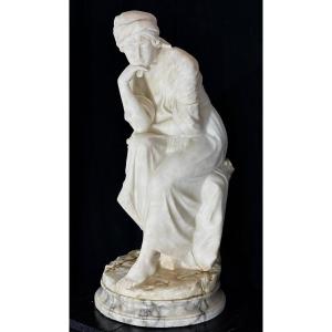 Statua raffigurante una donna seduta Marmo