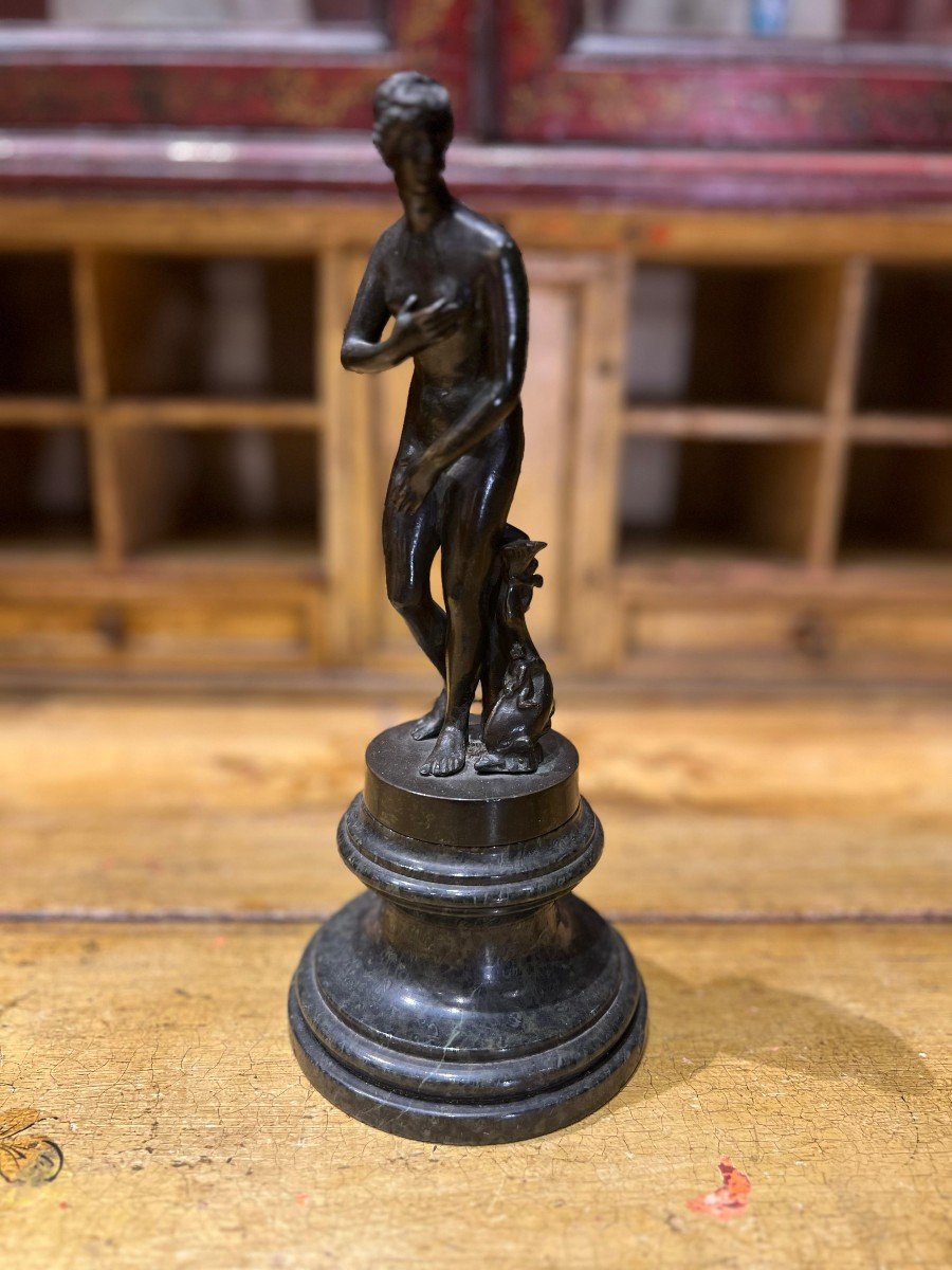 Statuina in bronzo con base in marmo raffigurante Venere. XIX sec.