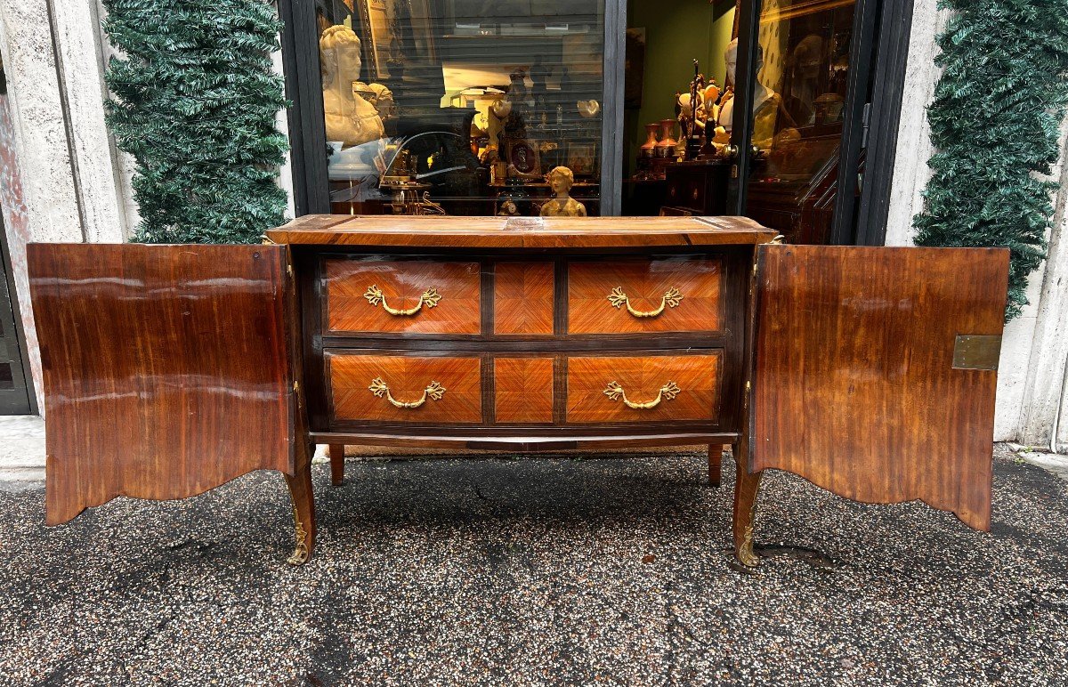 Commode con piano in marmo di gusto Luigi XV. Francia, periodo Napoleone III