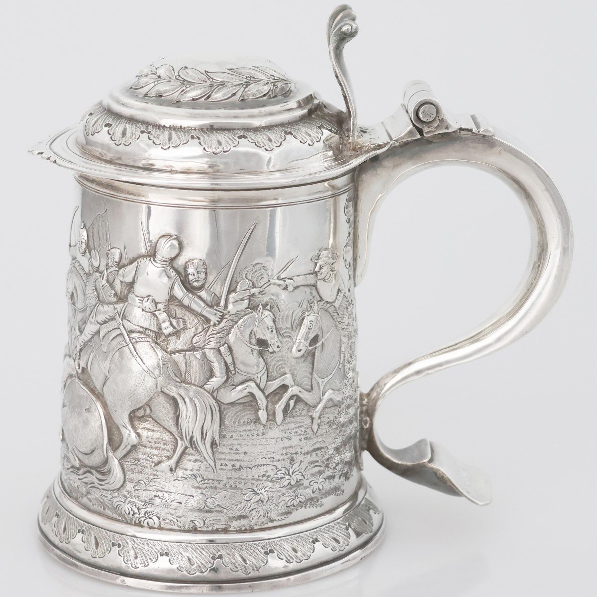 Tankard in argento sterling Regina Anna, argentiere RP, Dublino, 1711-photo-3