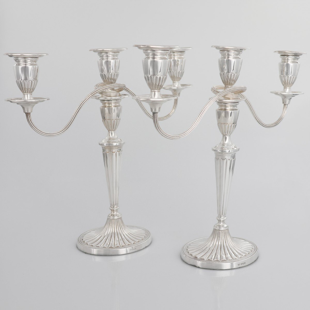 Coppia di candelabri in argento Regina Elisabetta II, Roberts & Belk Ltd, Sheffield, 1973