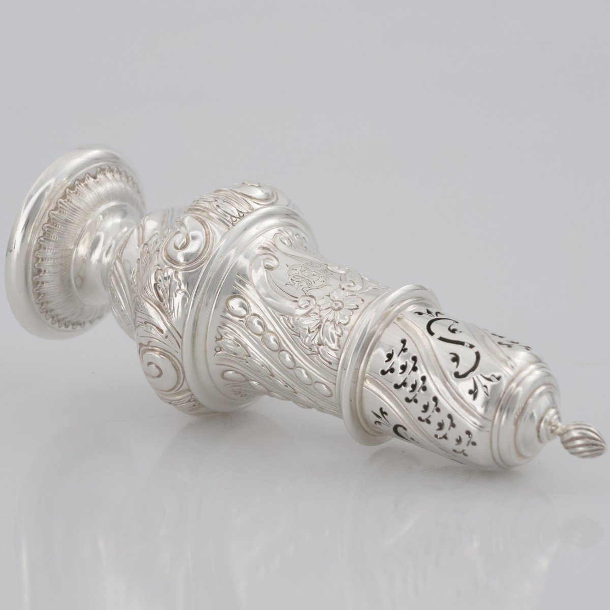 Pepiera in argento sterling Regina Vittoria, Charles Stuart Harris junior, Londra, 1893-photo-2