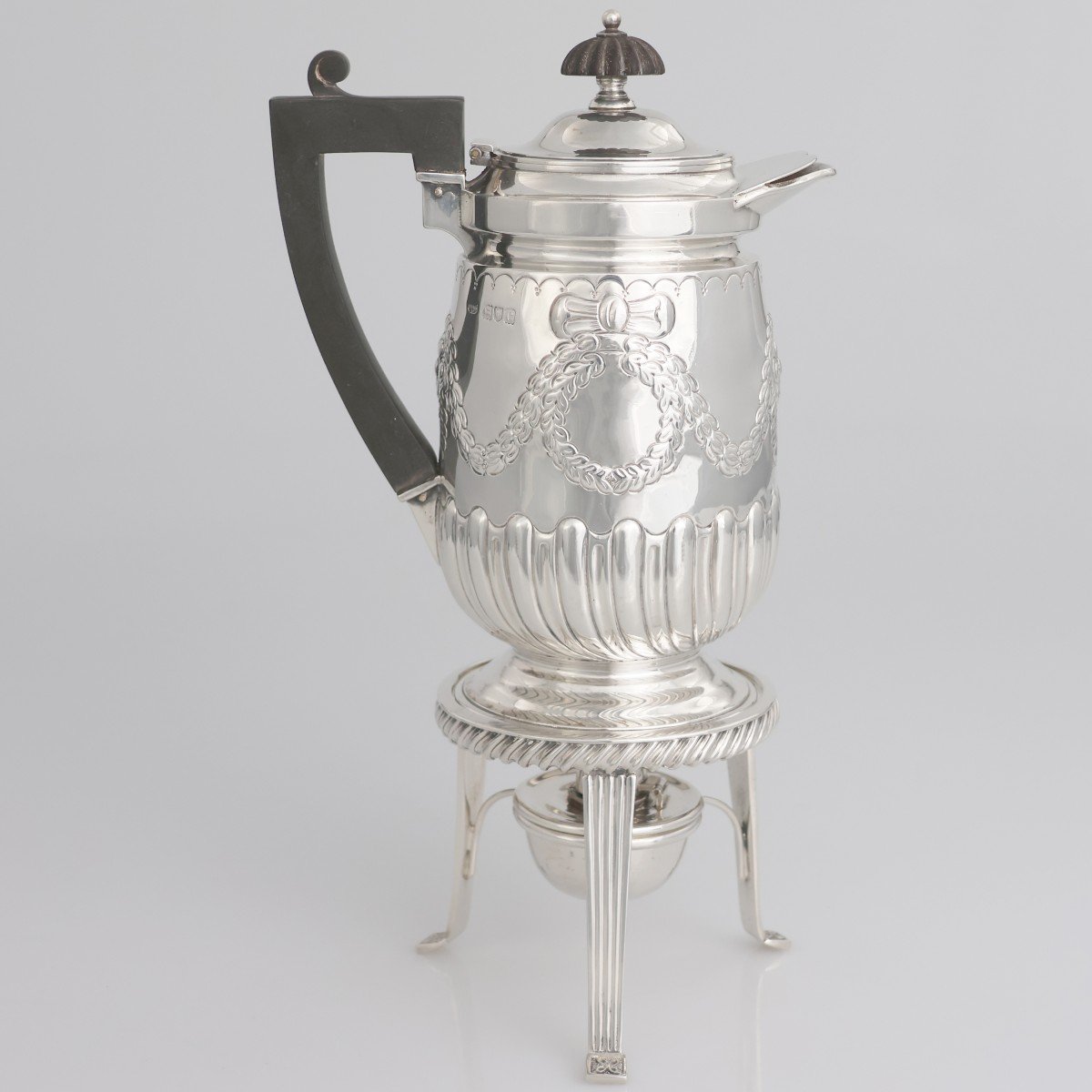 Caffettiera in argento u supporto Regina Vittoria; Hawksworth, Eyre & Co Ltd; Londra, 1898