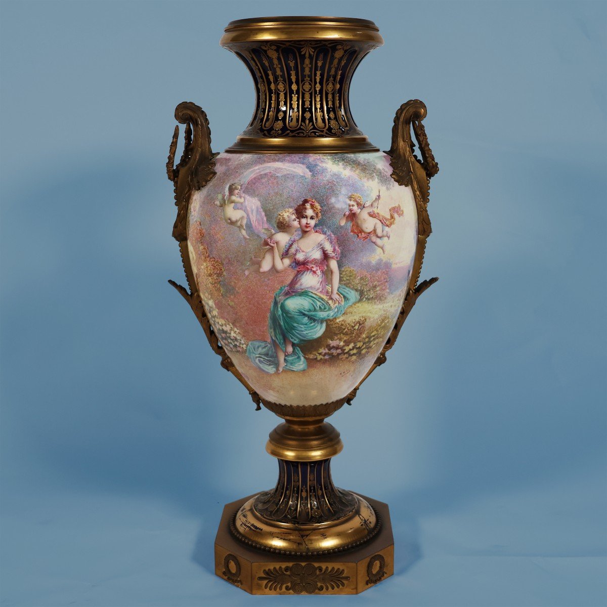 Grande vaso Francese nello stile di Sèvres. Dipinto firmato R. Rom. Fine XIX secolo