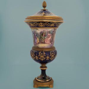 Vaso ad urna Francese, montatura in bronzo dorato. Firmato Gilly. Fine XIX secolo