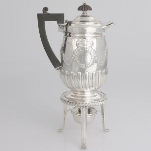 Caffettiera in argento u supporto Regina Vittoria; Hawksworth, Eyre & Co Ltd; Londra, 1898