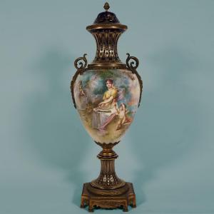 Grande vaso Francese nello stile di Sèvres. Dipinto firmato . Bellanger. Fine XIX secolo