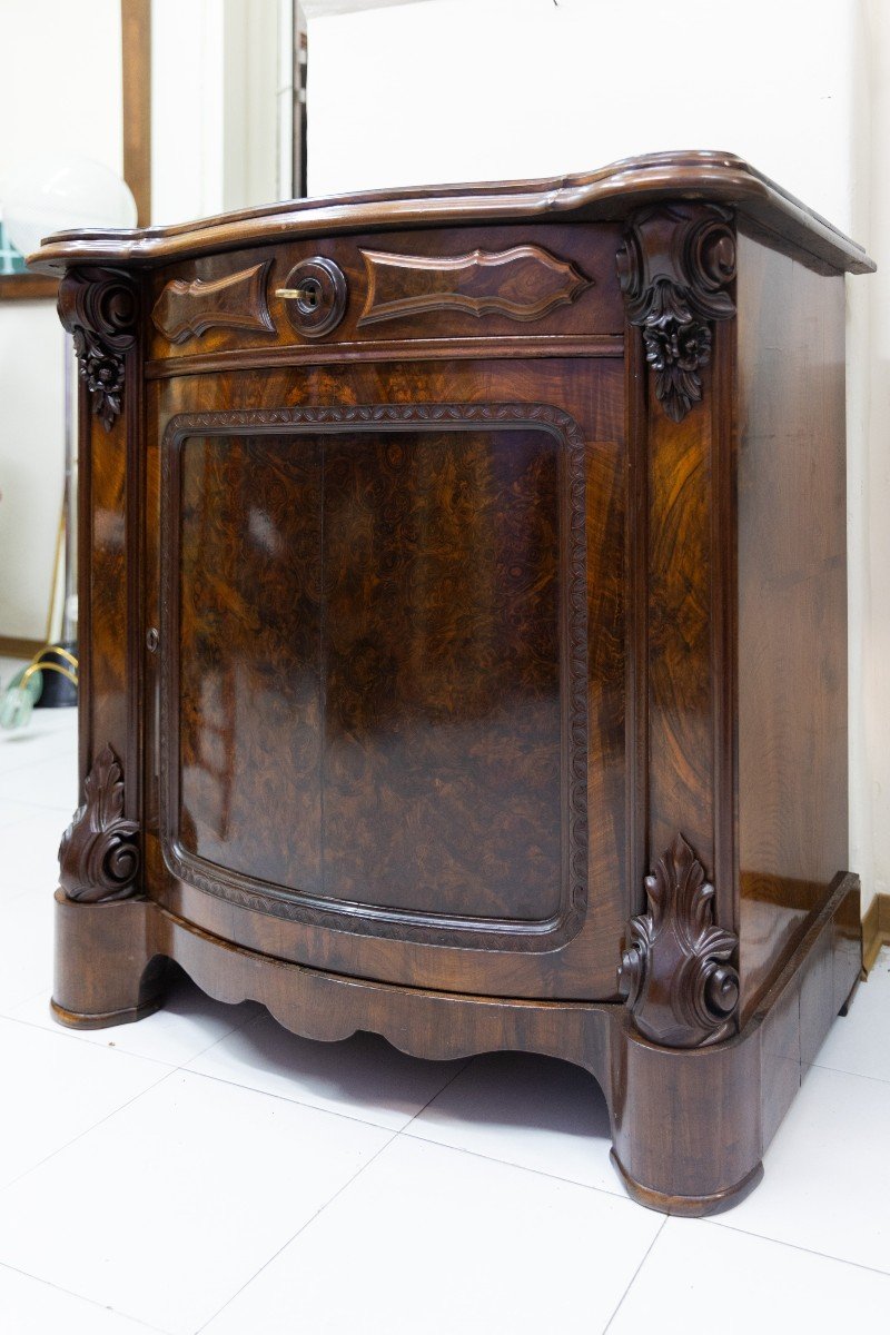 Credenza siciliana in noce fiammata, XIX secolo