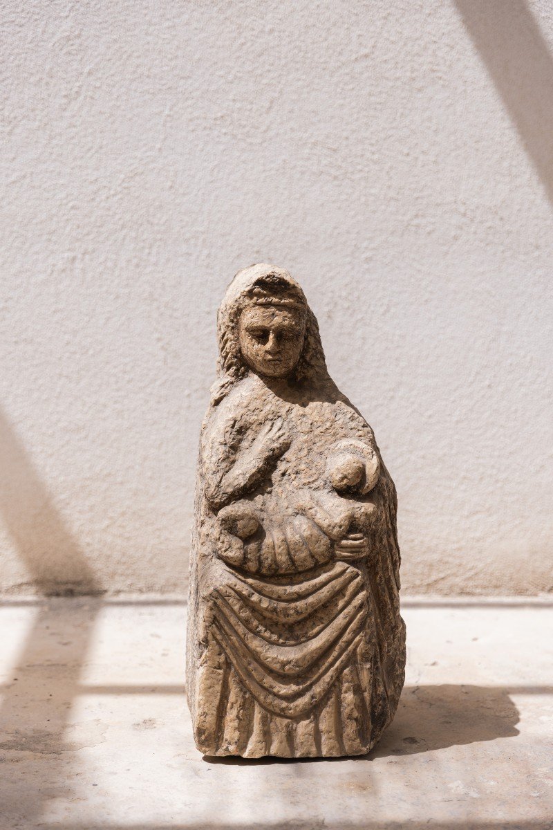 Madonna con bambino in pietra di Siracusa