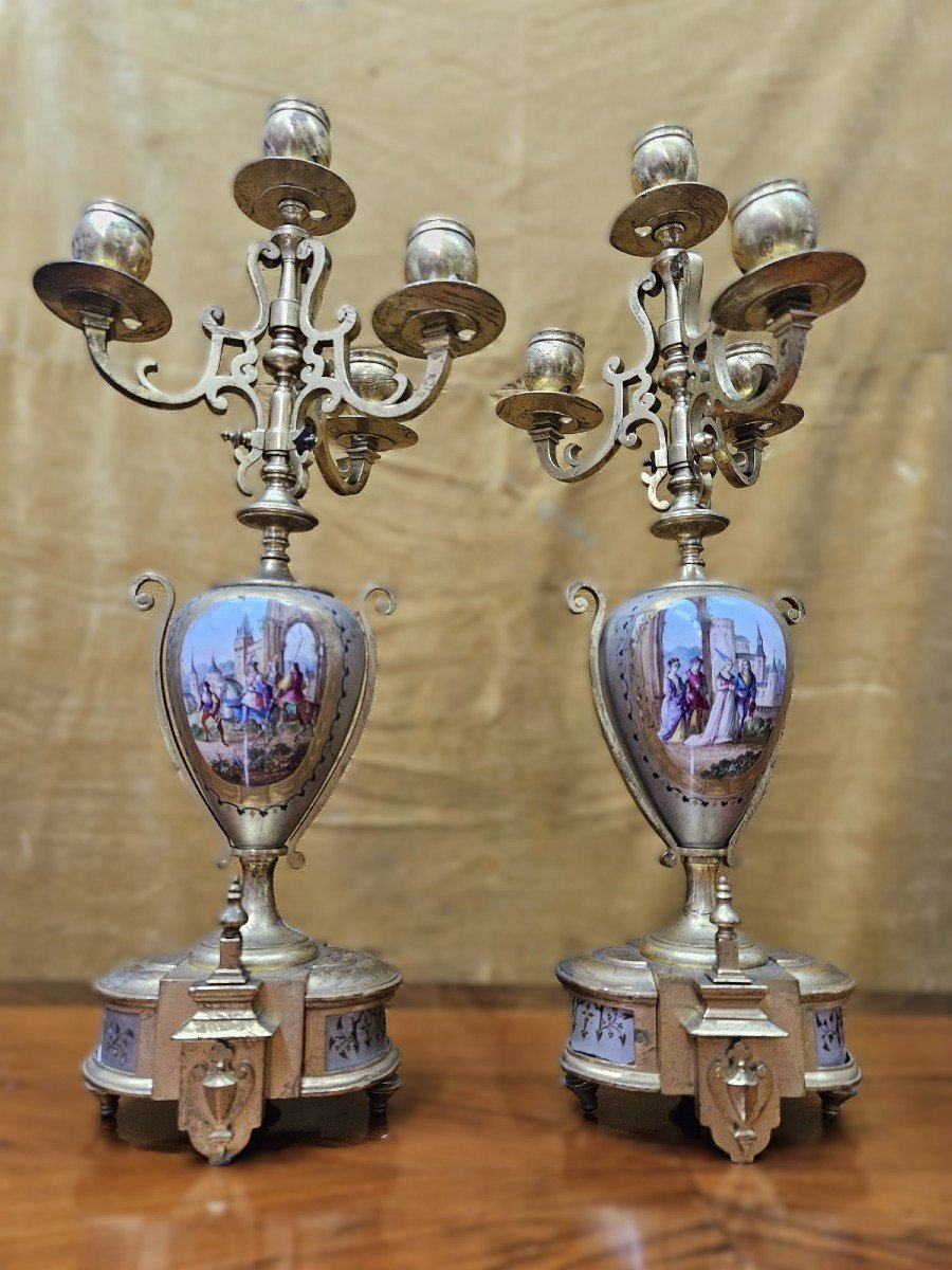 Coppia di candelabri in porcellana dipinta da ambo i lati