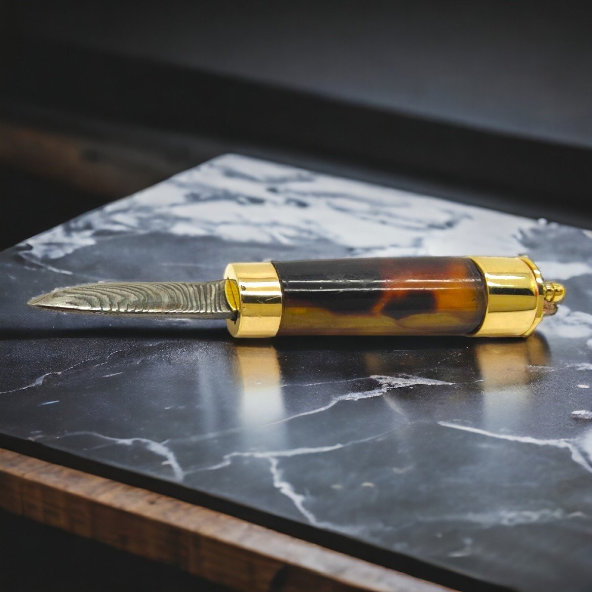 Coltello *Barrel* realizzato con finimenti in oro 18kt