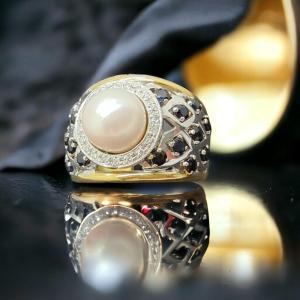 Anello a fascia in oro due colori, perla, zaffiri e diamanti