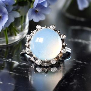 Elegante Anello Con Pietra Di Luna E Diamanti C1950