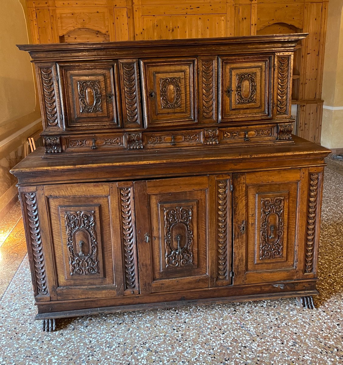 Credenza a doppio corpo in legno di noce, Toscana, fine XVI