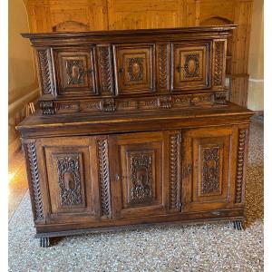 Credenza a doppio corpo in legno di noce, Toscana, fine XVI