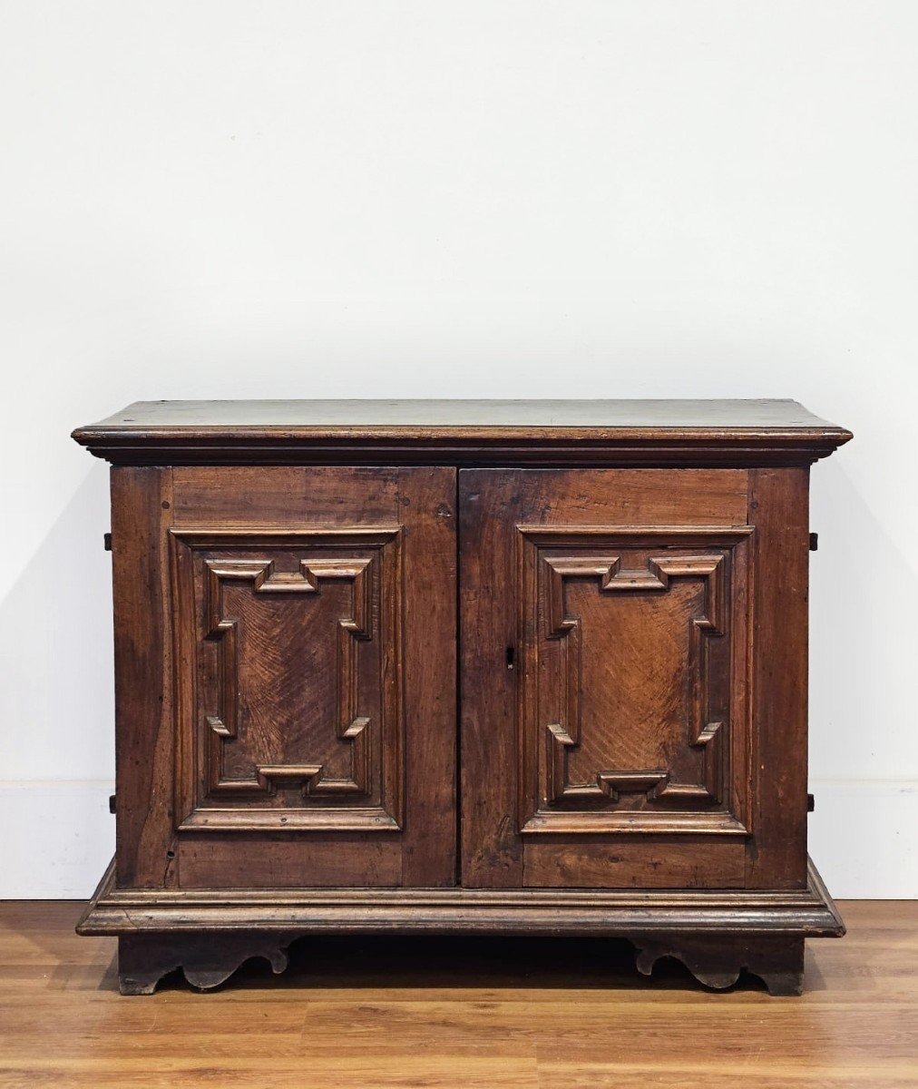 Piccola credenza in noce - XVII Sec.