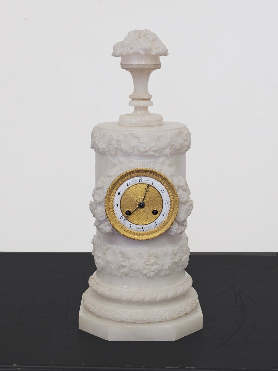 Orologio da tavolo in alabastro finemente lavorato - XIX Sec.