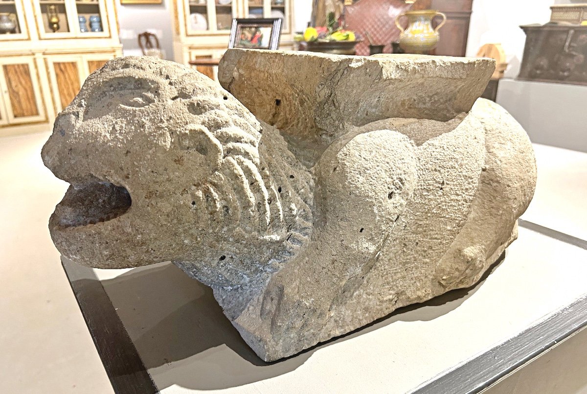 Leone marino stiloforo in pietra peperina, XII secolo.