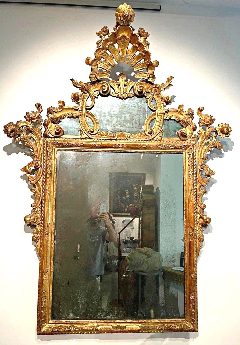 Importante specchiera veneziana della prima metà del XVIII secolo. (175x 130)