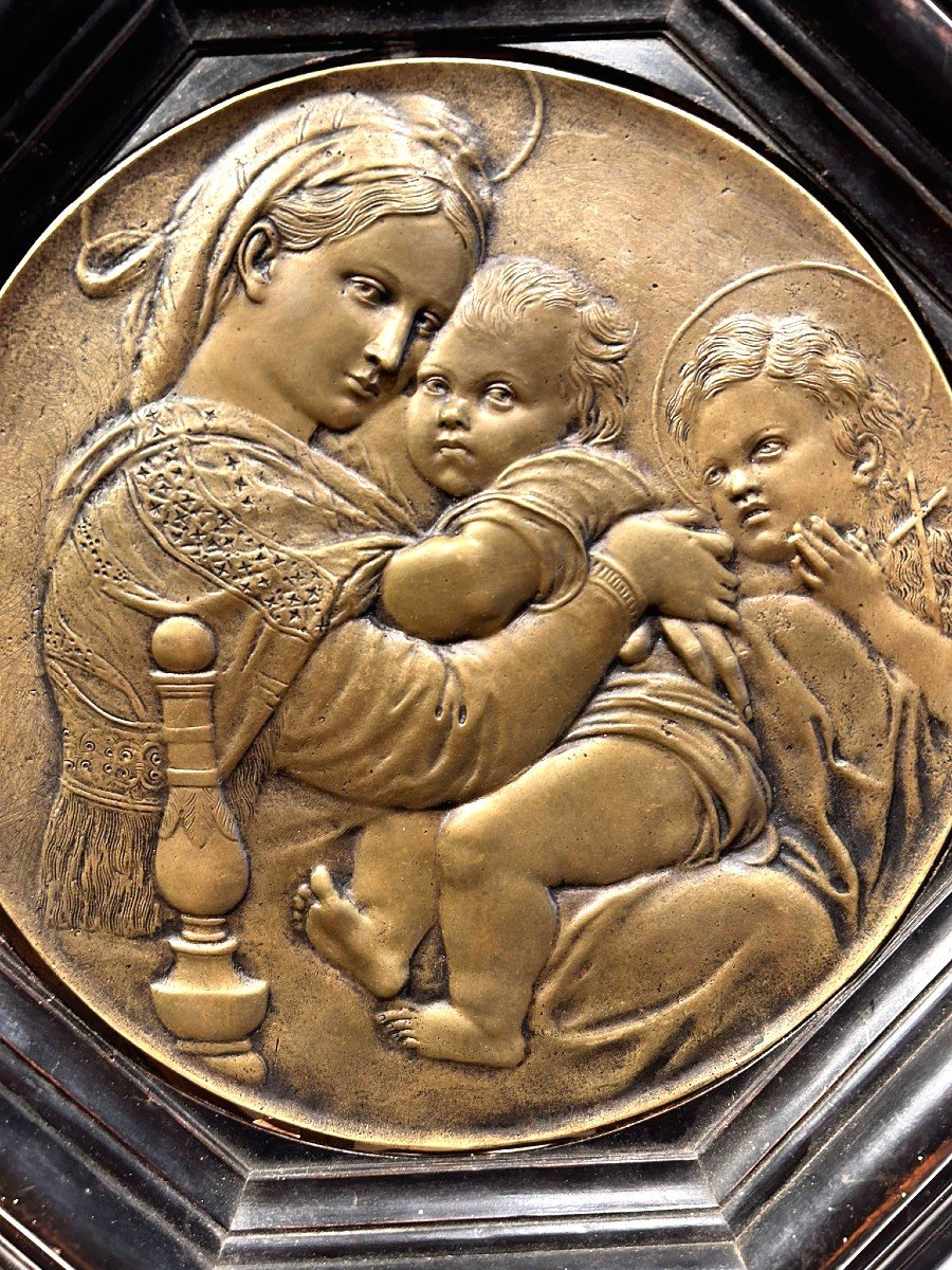 Placca in bronzo "Madonna della Seggiola" su cornice ottagonale del Seicento.-photo-2