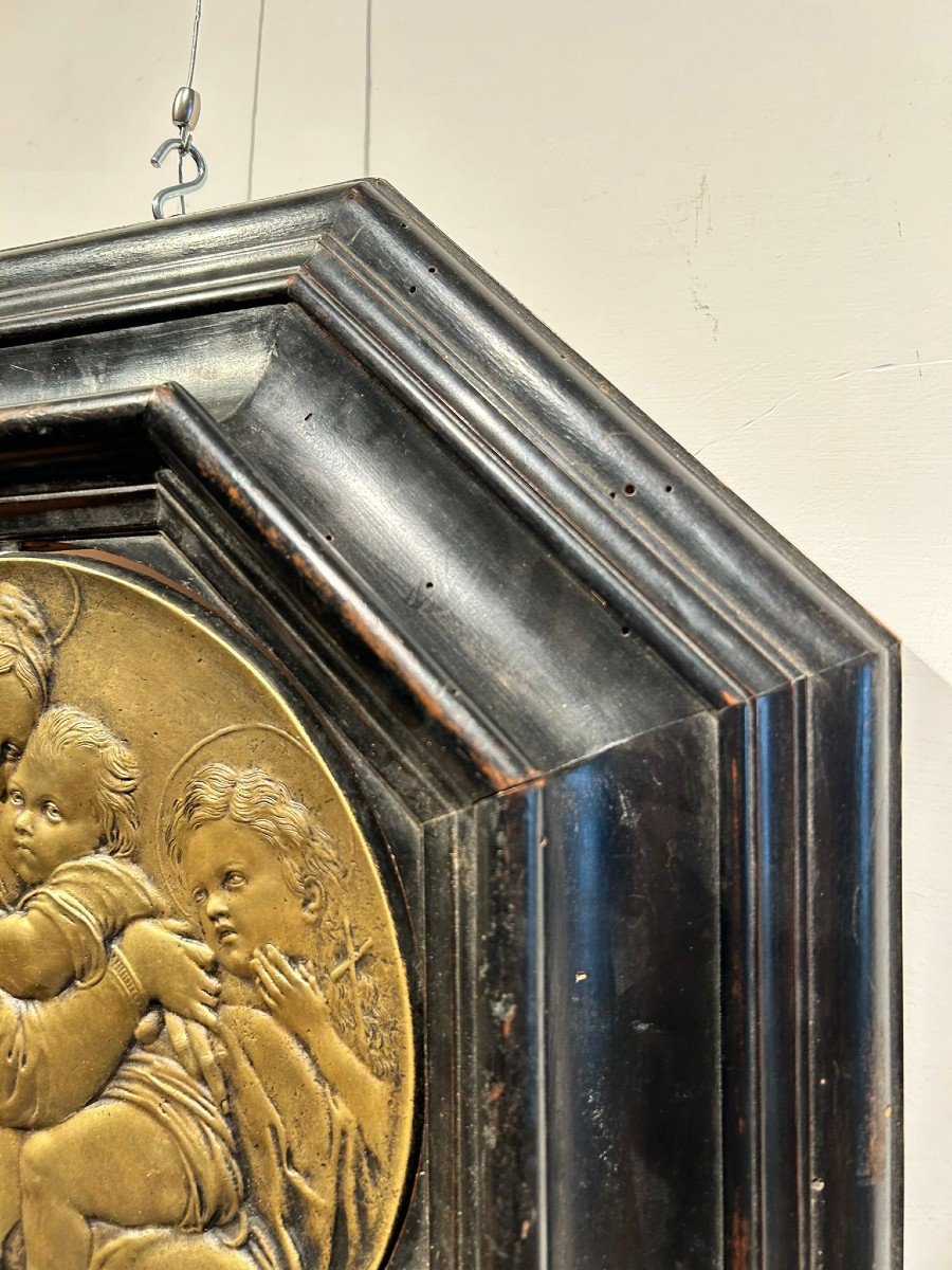 Placca in bronzo "Madonna della Seggiola" su cornice ottagonale del Seicento.-photo-3